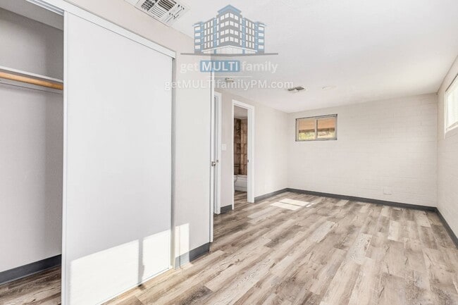 Building Photo - 1402 W Mercer Ln