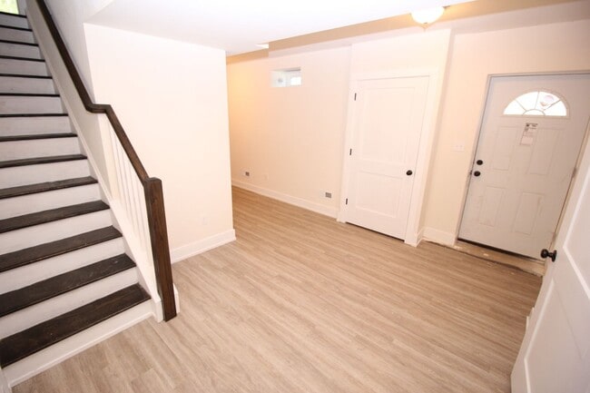 Building Photo - Lafayette Hill - 4 Bedroom 2.5 Bath Twin - HW - Granite - Great Location