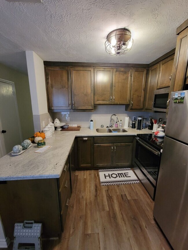 Building Photo - Bryan - 2-bedroom / 1.5-bath / 2 story Tow...