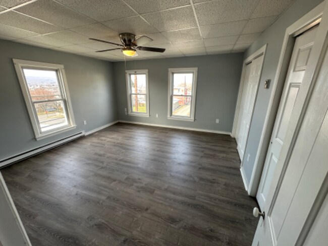 Building Photo - 618 Gibbons St