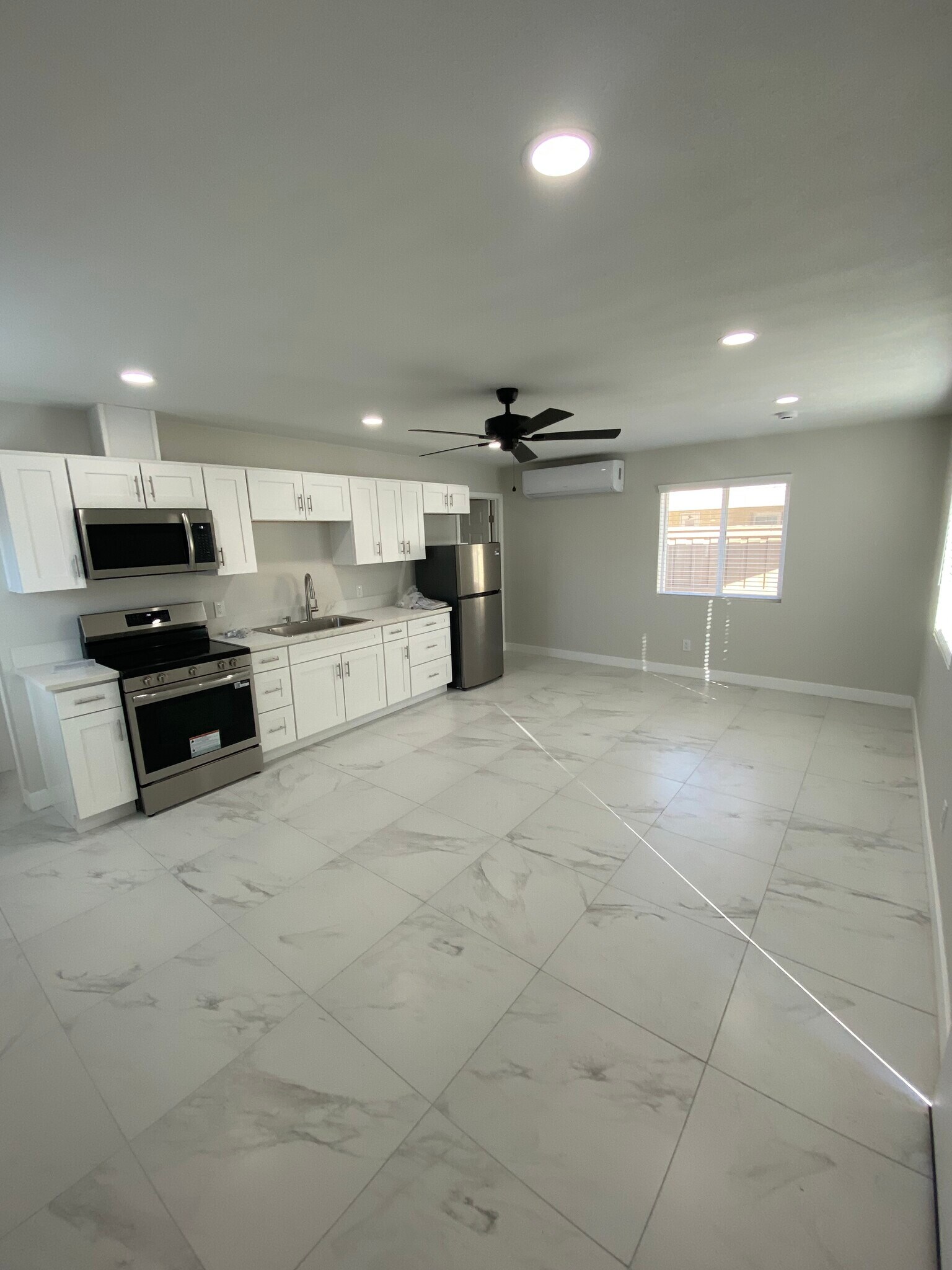 All appliances electrical. 2 ton mini spit - 697 S 5th St