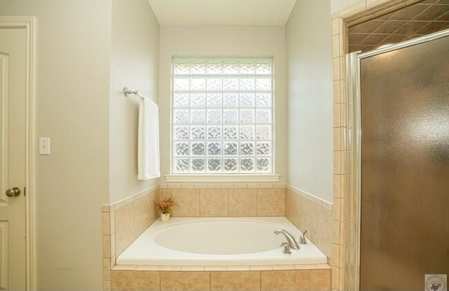 Building Photo - Beautiful, Spacious 4 bedroom Home for Rent!