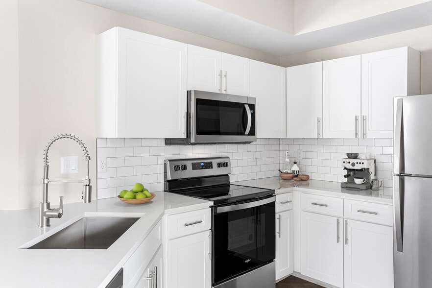 Cook, dine, and gather in a stylish kitchen space. - Timucuan Lakeside