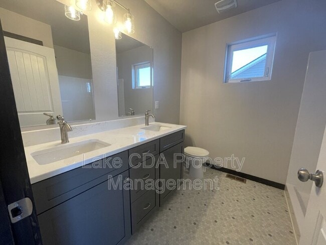 Building Photo - 12397 N Cavanaugh Dr