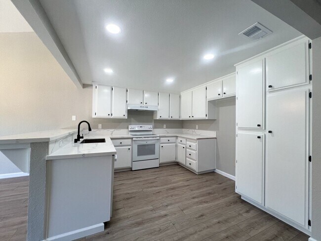 Building Photo - 7489 Maple Tree Wy