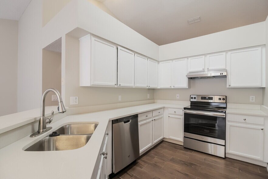 Building Photo - 13621 Meadowpark Ave