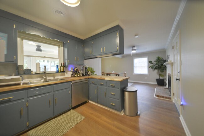 Building Photo - 228 Shadywood Dr