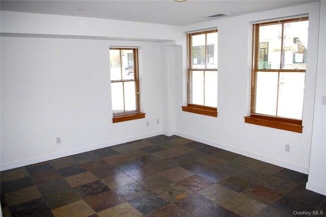 Building Photo - 120 Main St