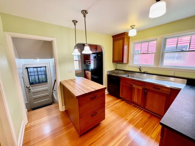 Building Photo - Well Maintained- 3 bed 2 bath Home - Piedm...