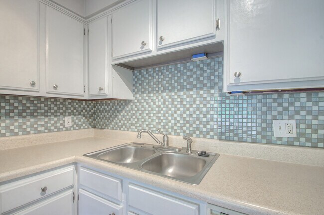 Building Photo - 104 Doral Ct