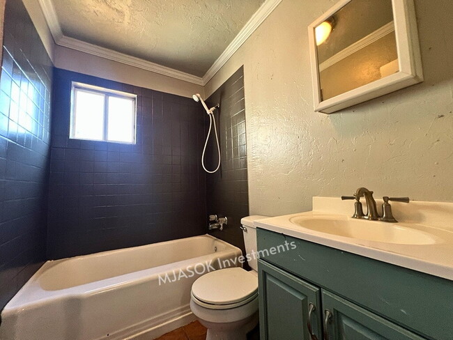 Building Photo - 4 Bedroom Home in Lawton — Available Now