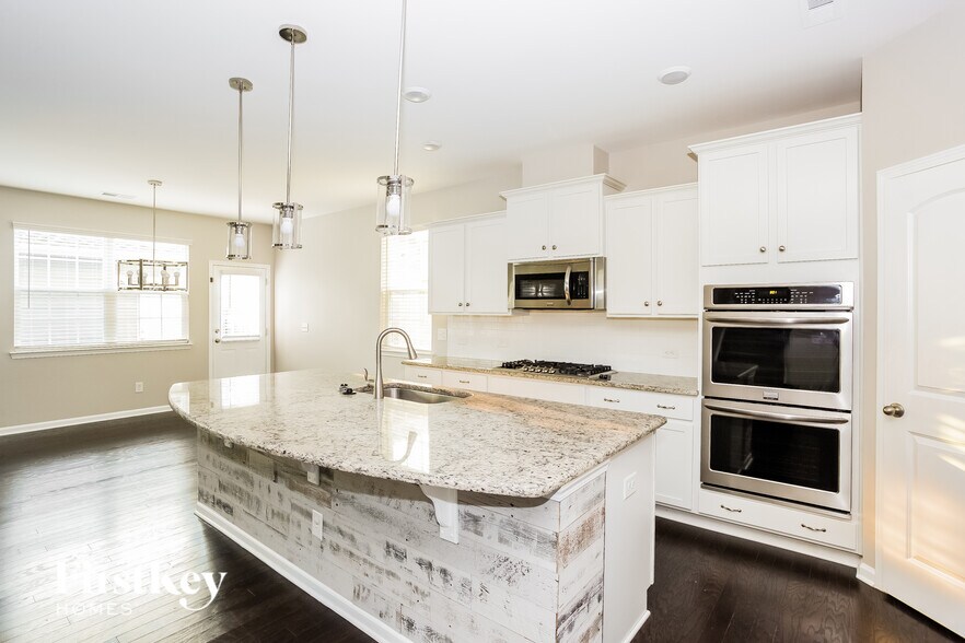 Building Photo - 15516 Laverack Ln