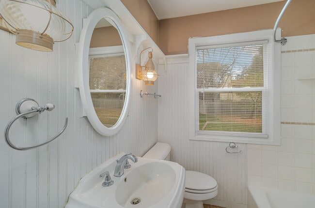 Building Photo - 2 Bed | 1 Bath Across From Coon Lake