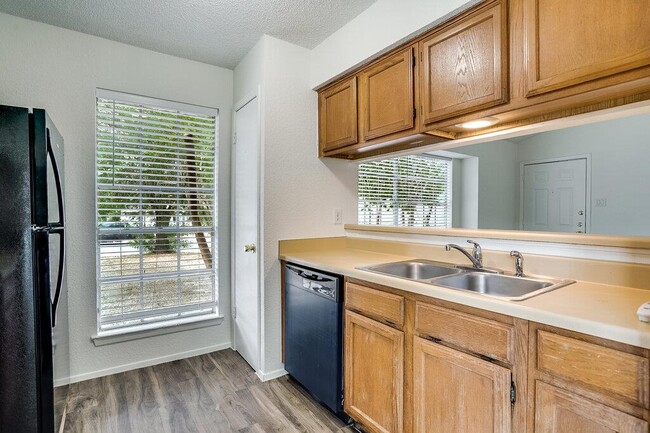 Building Photo - 616 Greenlawn Blvd