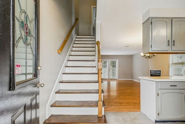 Building Photo - UNCG Area – Chancellors Court Townhomes. Walk to Campus and just minutes to Downtown!