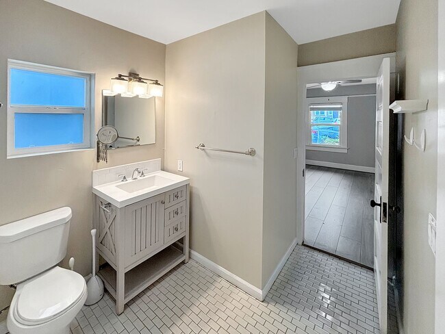 Building Photo - Charming 2BD/1BA Condo in University Heigh...