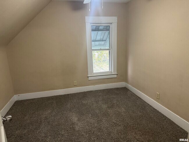 Building Photo - 407 17th Ave