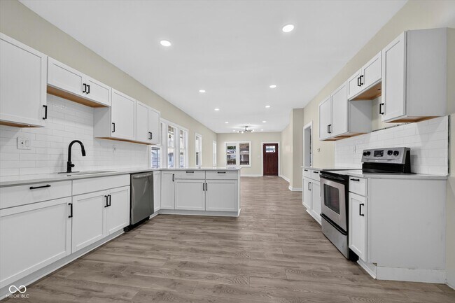 Building Photo - 320 W 39th St