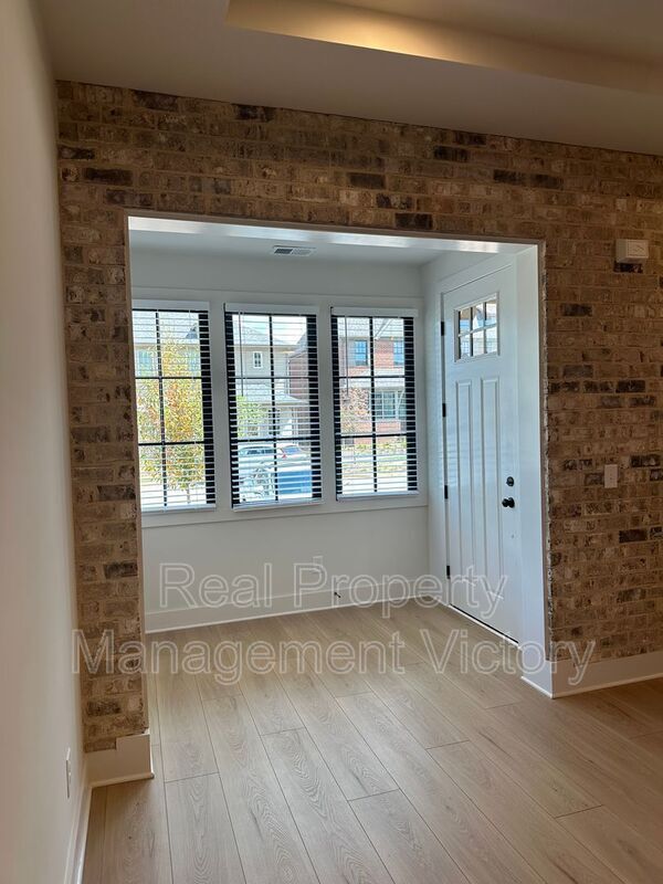 Building Photo - 1108 Windsor Sq