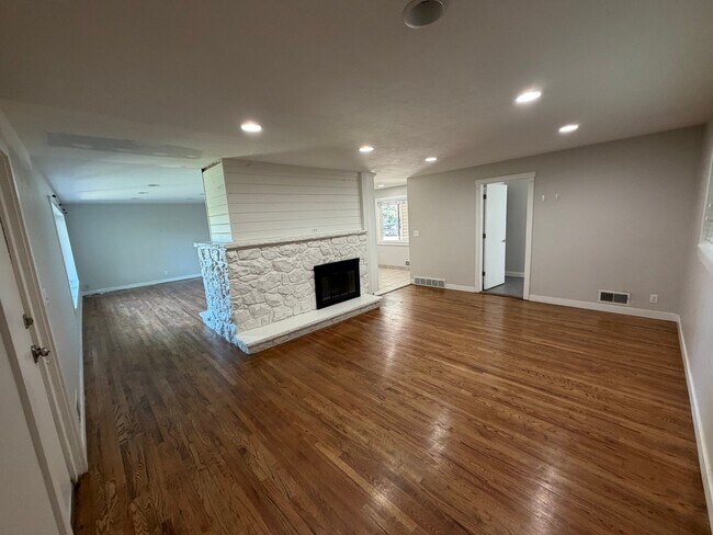 Building Photo - 5532 Woodcrest Dr