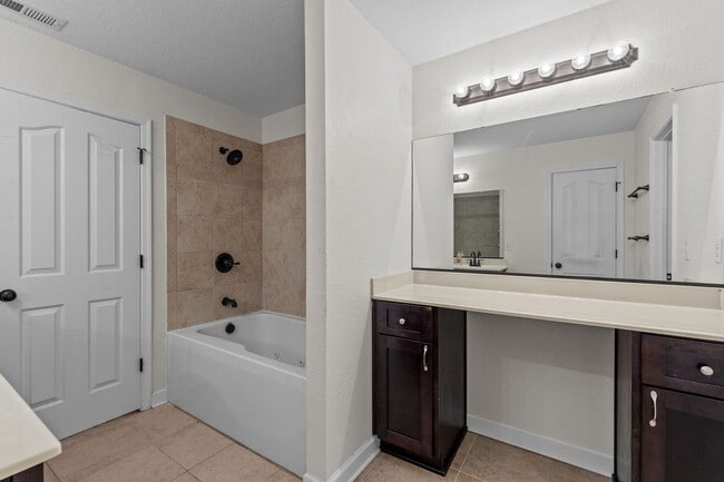 Building Photo - Dream Home Alert in Hampton!