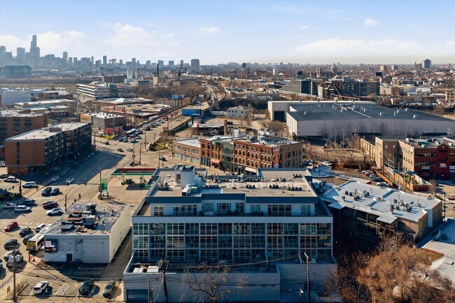 Building Photo - 1610 W Fullerton Ave