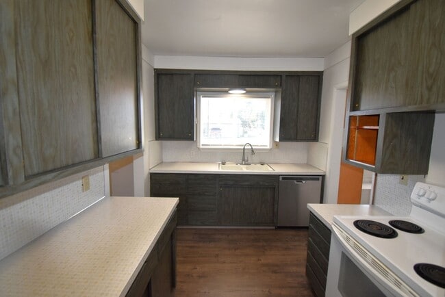 Building Photo - Spacious Corner lot home