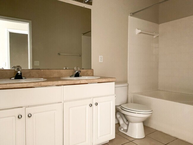 Building Photo - Beautiful 2/2.5 in Magnolia Place