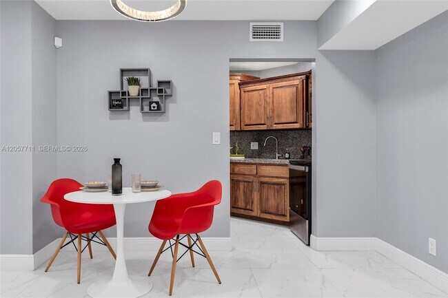 Building Photo - 3300 Spanish Moss Terrace