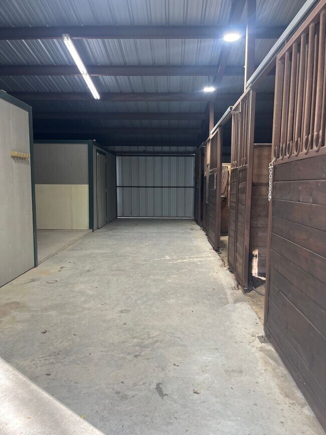 Building Photo - Horse Property - POOL - Country living at ...