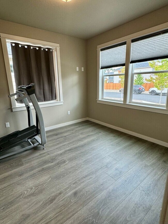 Building Photo - Fully Furnished 3 Bed/2 Bathroom Home-2042...