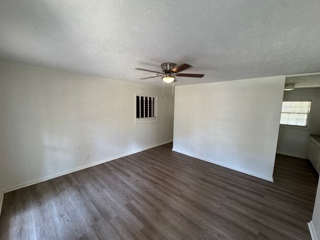 Building Photo - 1204 Fairlane Dr