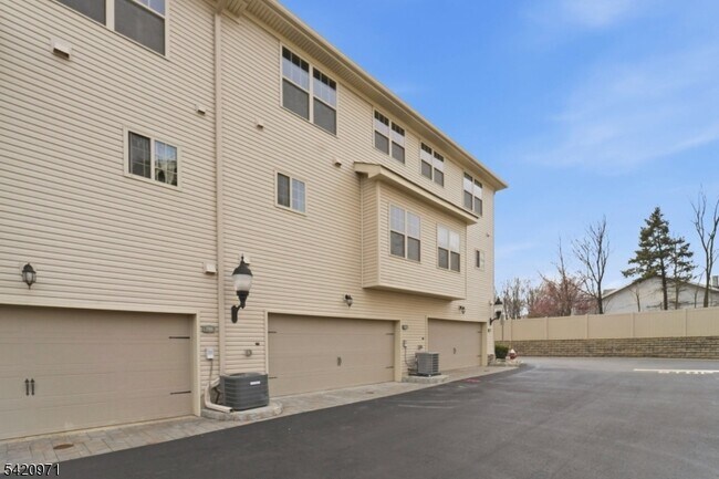 Building Photo - 704 Green Ln