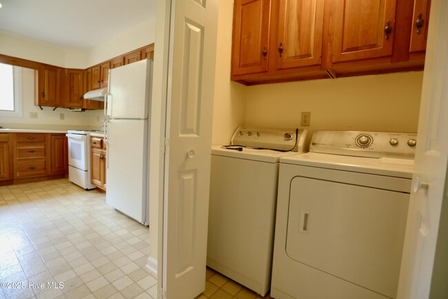 Building Photo - 154 Knollwood Dr