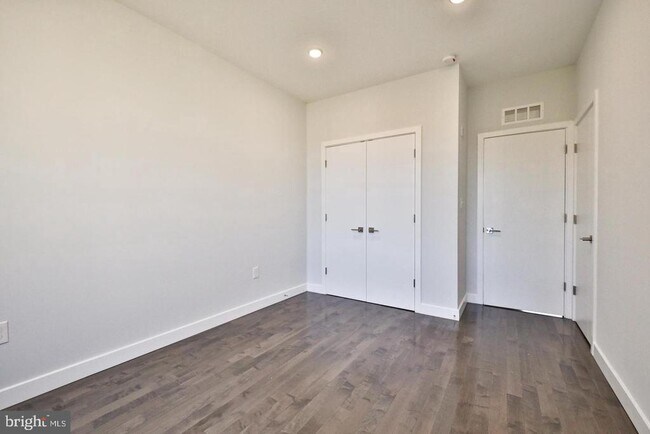 Building Photo - 1939 N Darien St