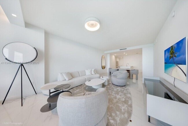 Building Photo - 700 NE 24th St