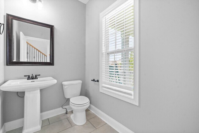 Building Photo - Pet Friendly Three Bedroom with Bonus!