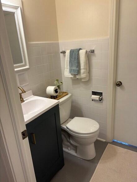 Half bath - 319 Dodge Ave