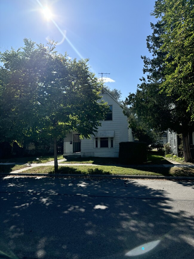 Primary Photo - 1419 Broadway Ave NW