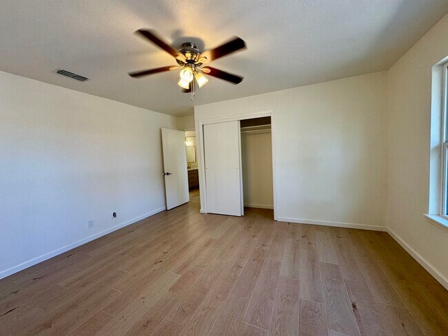Building Photo - 1005 Las Vacas St