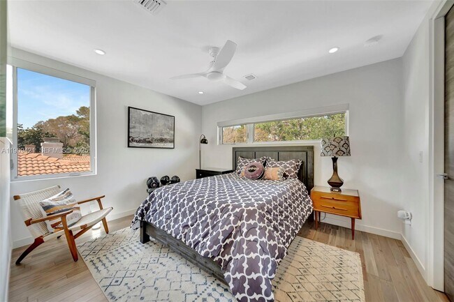 Building Photo - 544 N Victoria Park Rd