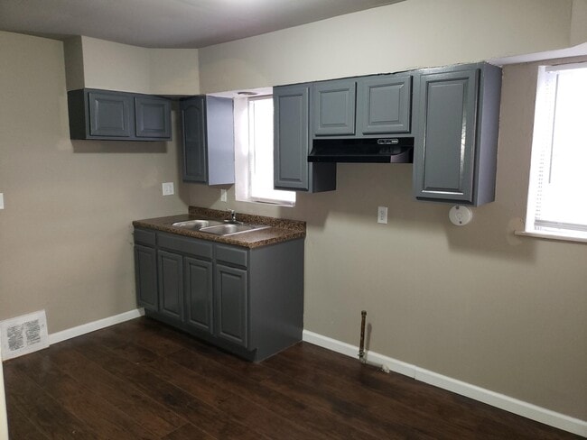 Building Photo - SPACIOUS HOME -  4 bedroom 2 bathroom - Se...