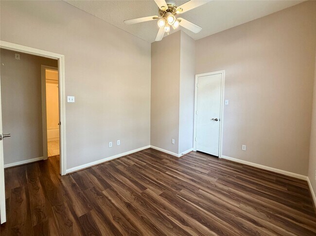 Building Photo - 4006 Hunnington Dr