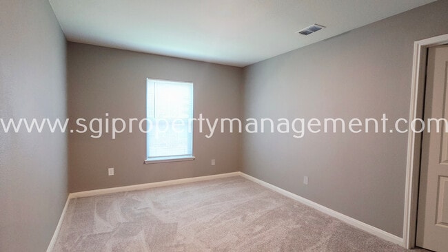 Building Photo - 942 Primrose Dr