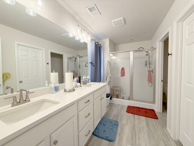 Building Photo - Gorgeous 4-Bedroom Home in Desirable Creek...
