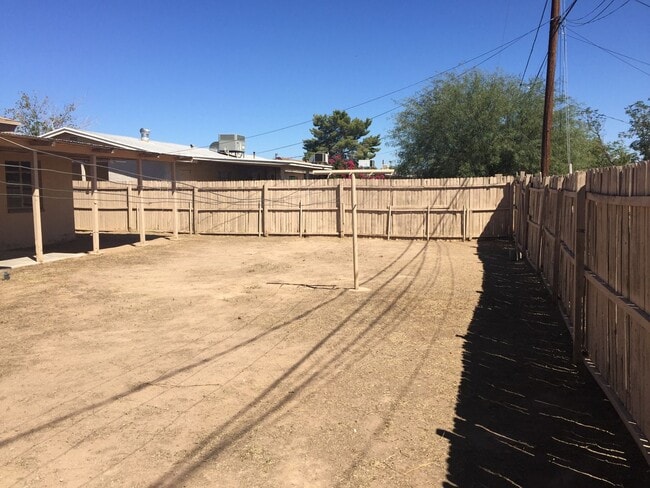 Building Photo - 3 bed 2 bath home with Garage