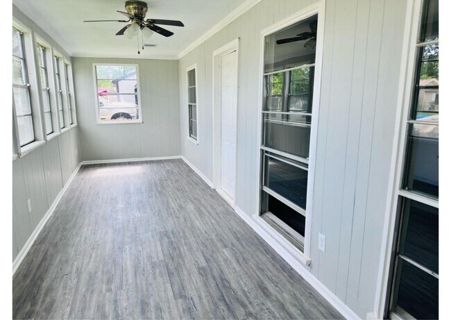 Building Photo - 4914 Kelso St