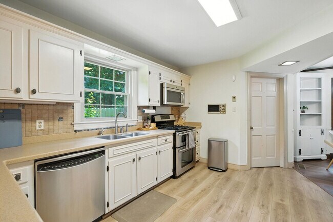 Building Photo - 6700 Middleboro Dr