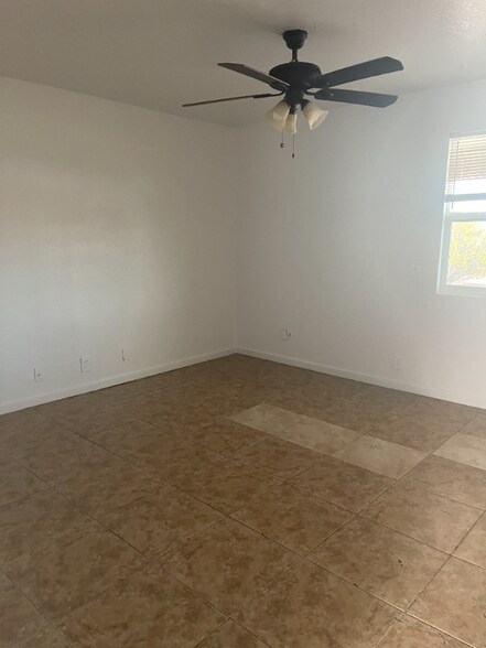 Primary Photo - 220 W 9th St