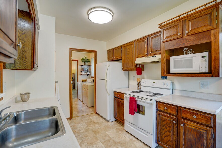 Photos are of mirror unit in the same building. Exact finishes may be different. - 42 Park Heights Court